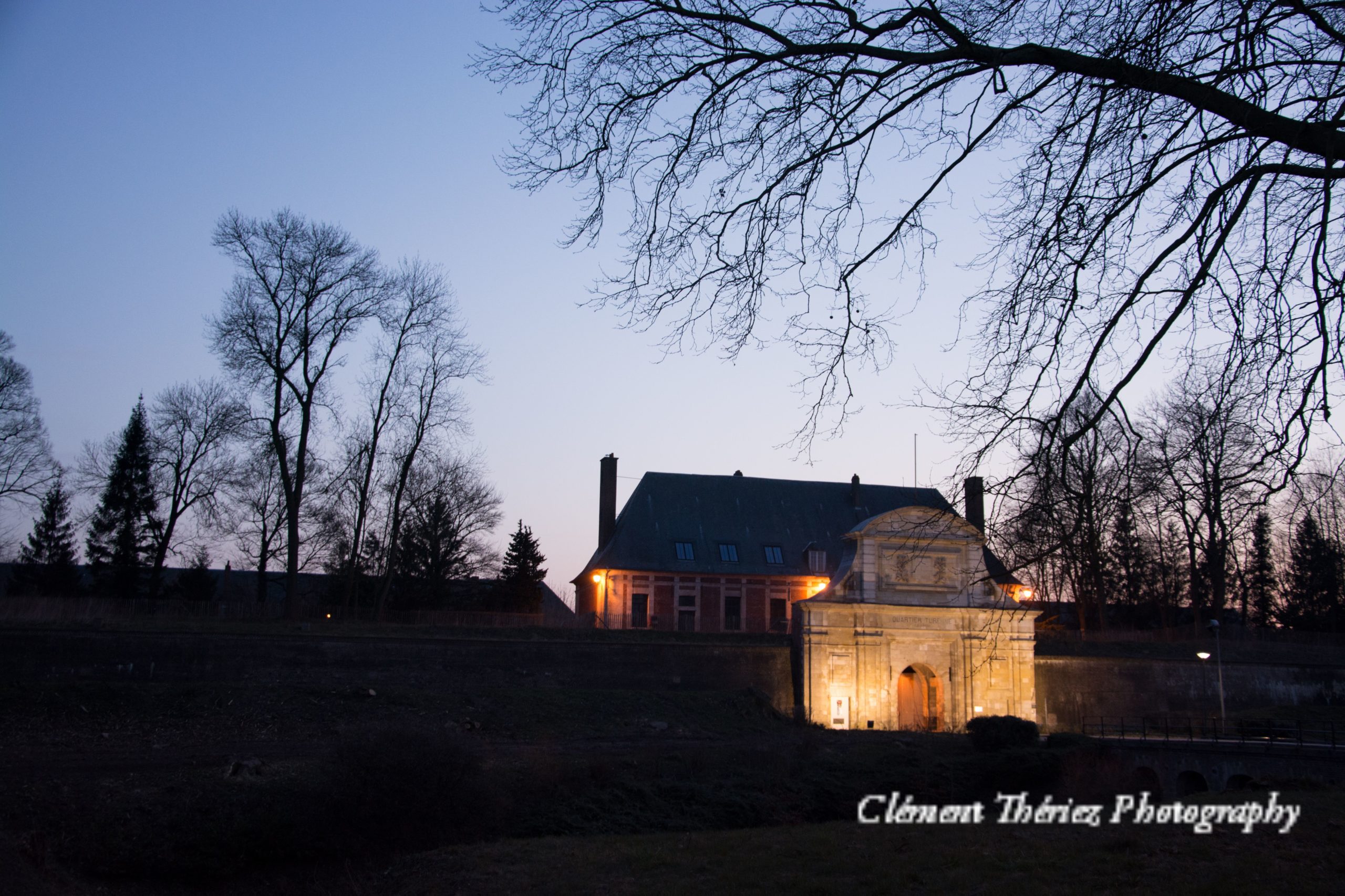 L'entrée de la Citadelle d'Arras en soirée
